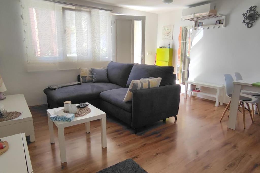 Apartament Modern In *